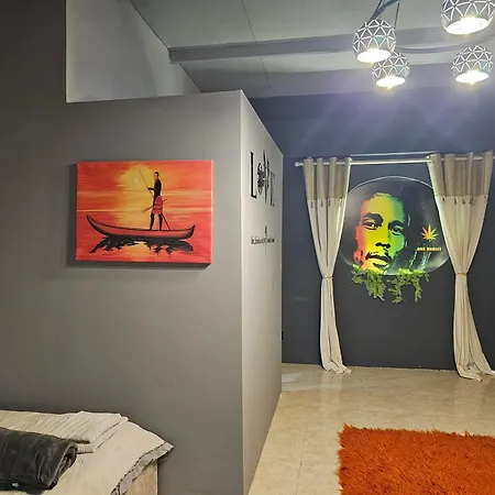 Bob Marley & Couette-café Tirana