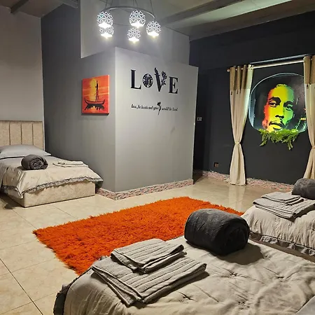 Couette-café Bob Marley & Tirana