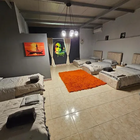Couette-café Bob Marley & Tirana