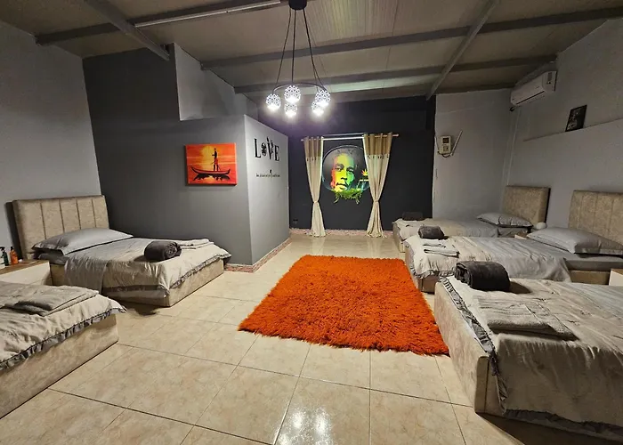 Bob Marley & Couette-café Tirana